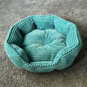 NWOT small/medium sized blue textured dog bed
